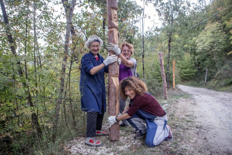 Nedda, Cinzia e Maria Cristina posizionano una scultura